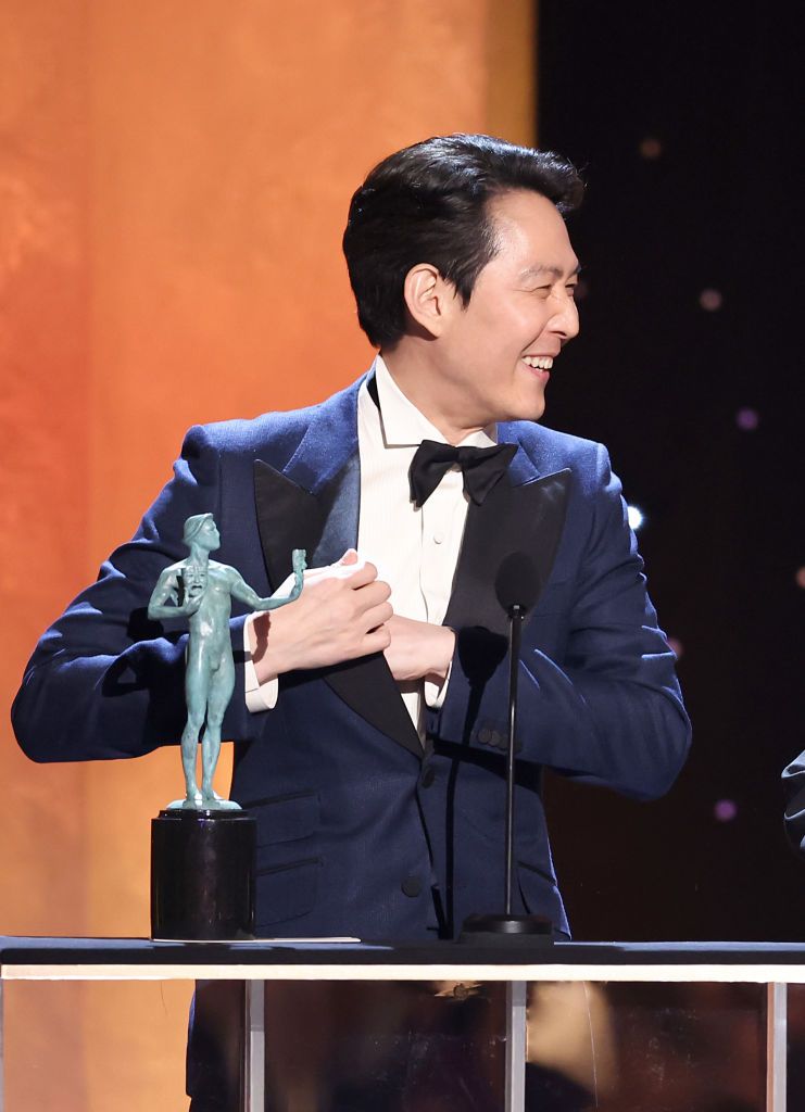 SANTA MONICA, CALIFORNIA - FEBRUARY 27: Lee Jung-jae accepts Outstanding Performance by a Male Actor in a Drama Series for âSquid Gameâ onstage during the 28th Annual Screen Actors Guild Awards at Barker Hangar on February 27, 2022 in Santa Monica, California. (Photo by Rich Fury/Getty Images)