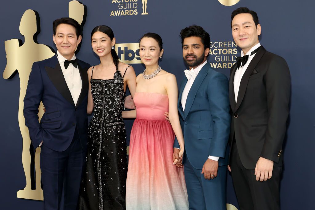 SANTA MONICA, CALIFORNIA - FEBRUARY 27: (L-R) Lee Jung-jae, HoYeon Jung, Park Hae-soo, Kim Joo-ryeong, and Anupam Tripathi attend the 28th Annual Screen Actors Guild Awards at Barker Hangar on February 27, 2022 in Santa Monica, California. (Photo by Amy Sussman/WireImage)