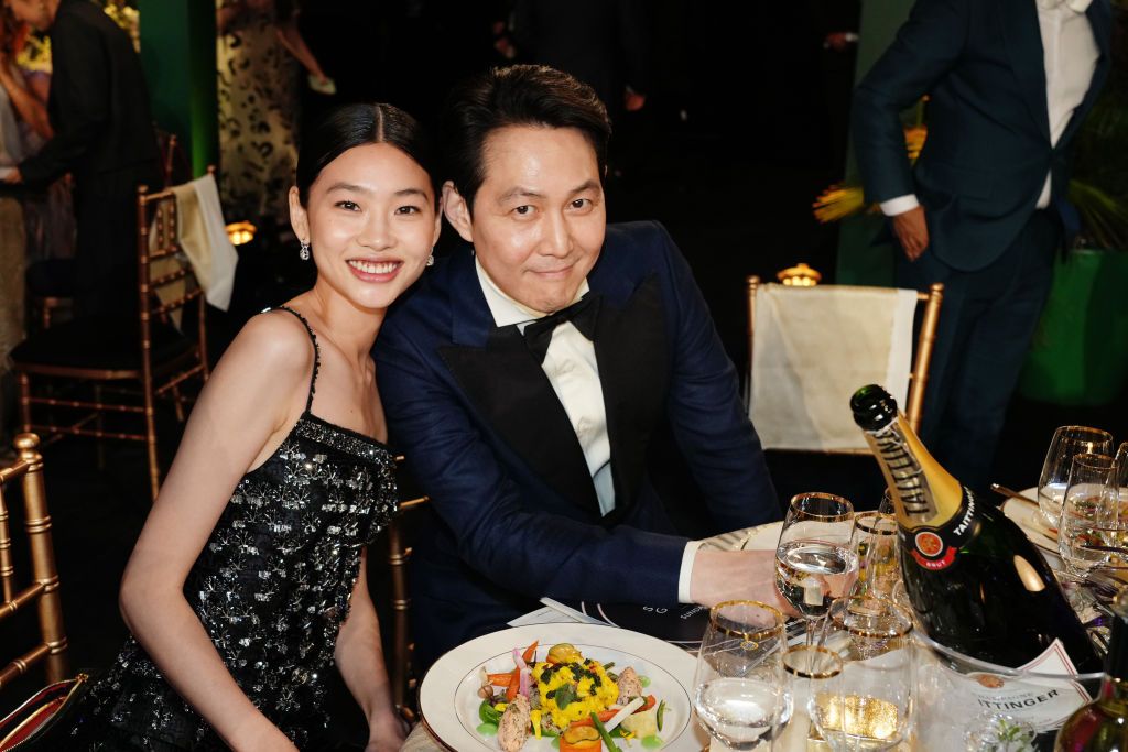 SANTA MONICA, CALIFORNIA - FEBRUARY 27: (L-R) HoYeon Jung and Lee Jung-jae pose during the 28th Screen Actors Guild Awards at Barker Hangar on February 27, 2022 in Santa Monica, California. 1184573 (Photo by Kevin Mazur/Getty Images for WarnerMedia)