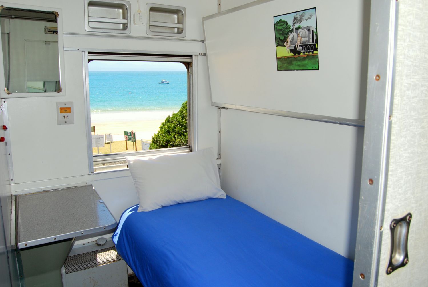 The room inside Santos Express, Africa (Photo: Santos Express official website)