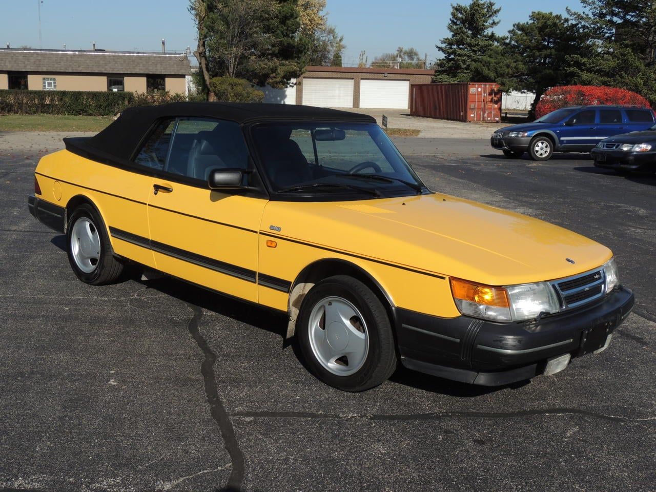 「蒙地卡羅黃」Saab 900敞篷車。Photo via Auto Scout24。