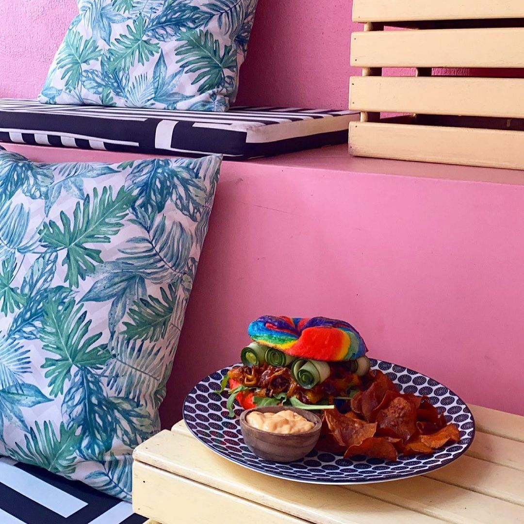 The Hungry Tapir's naturally dyed rainbow brekkie bagel (Photo: Instagram/@thehungrytapir)
