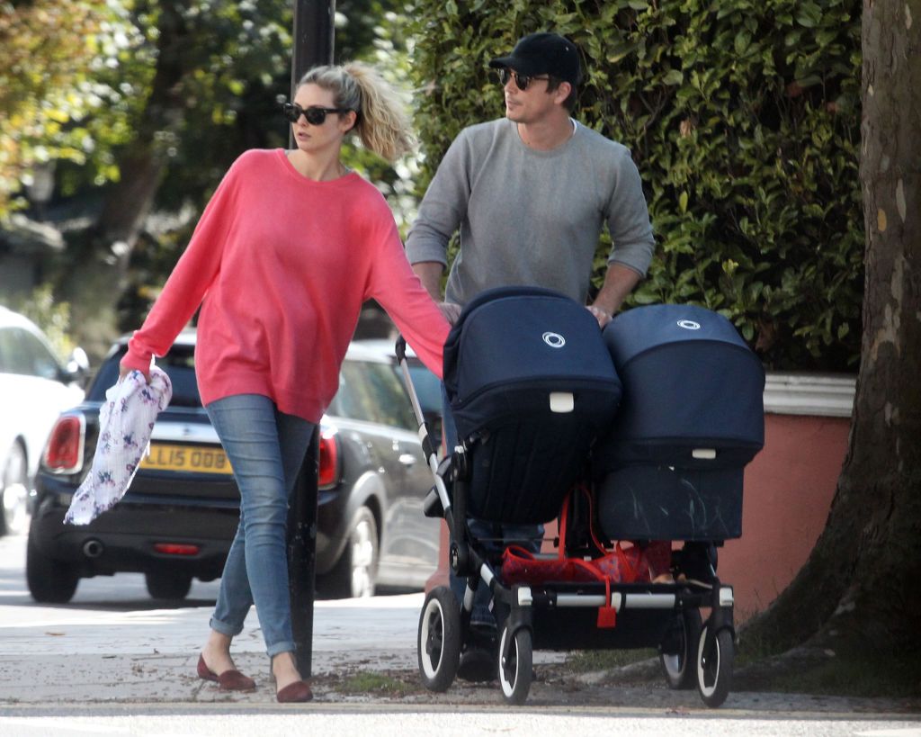 LONDON, ENGLAND - SEPTEMBER 10:  Josh Hartnett and Tamsin Egerton seen out in Primrose Hill on September 10, 2017 in London, England.  (Photo by LMGC/GC Images)