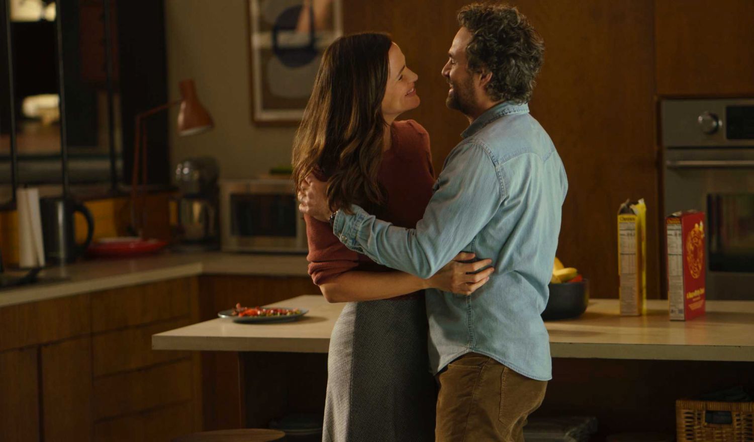 The Adam Project (L to R) Jennifer Garner as Ellie and Mark Ruffalo as Louis Reed. Cr. Doane Gregory/Netflix © 2022
