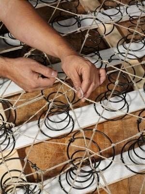 8-way hand-tied boxspring. (Photo: Yahquinn / Wikimedia Commons)