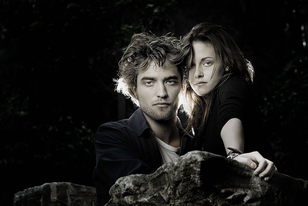 ROME - OCTOBER 31: (EDITORS NOTE: THIS IMAGE HAS BEEN DIGITALLY ENHANCED) Actors Kristen Stewart (R) and Robert Pattinson pose for the 'Twilight' Portrait Session at the 'De Russie' hotel, during the 3rd Rome International Film Festival held at the Auditorium Parco della Musica on October 31, 2008 in Rome, Italy.  (Photo by Franco S. Origlia/Getty Images)