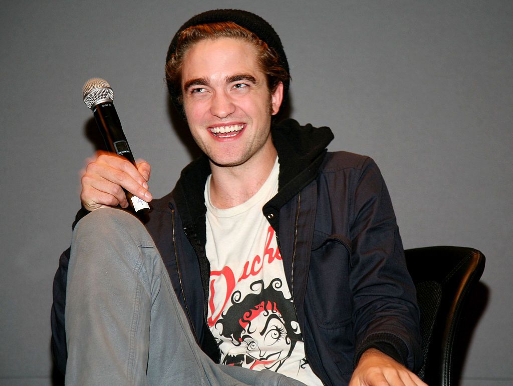 NEW YORK - NOVEMBER 03:  Actor Robert Pattinson promotes "Twilight" at the Apple Store in Soho on November 3, 2008 in New York City.  (Photo by Astrid Stawiarz/Getty Images)