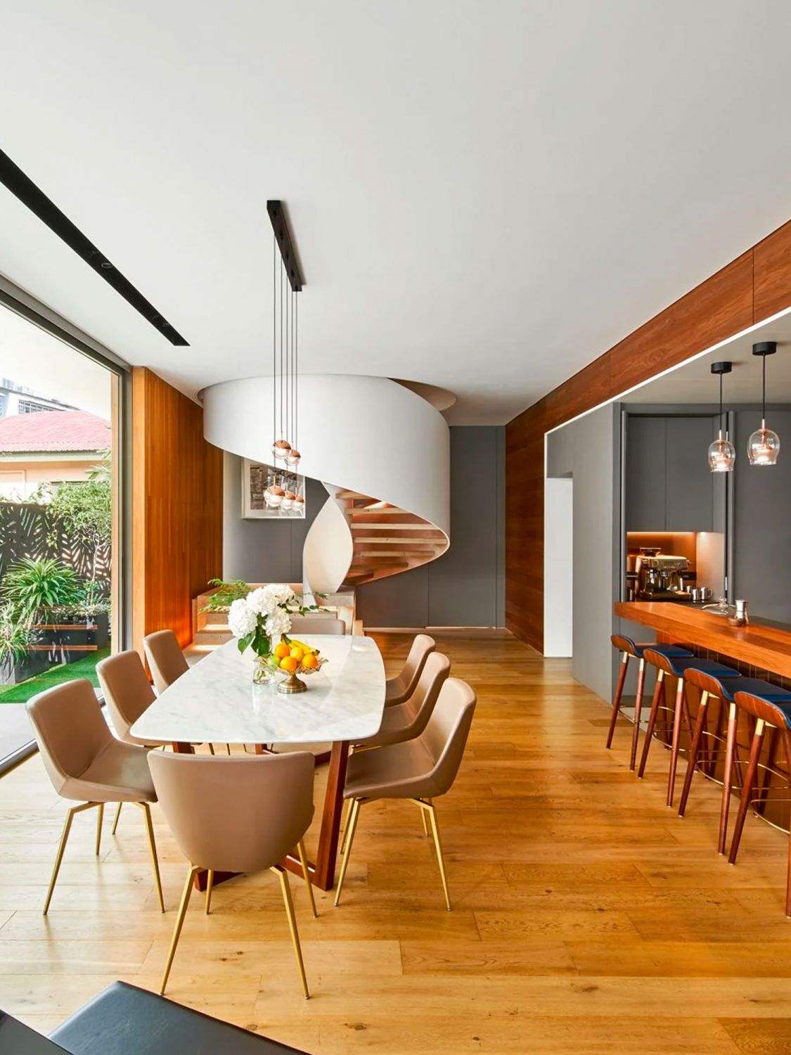 The combination of white and wood adds a warm and chic allure to the home (Photo: Jasper Yu)