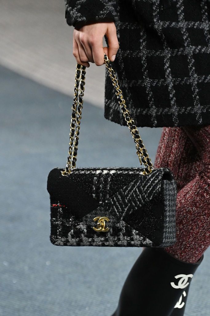 PARIS, FRANCE - MARCH 08: (EDITORIAL USE ONLY - For Non-Editorial use please seek approval from Fashion House) A model, bag detail, walks the runway during the Chanel Womenswear Fall/Winter 2022-2023 show as part of Paris Fashion Week on March 08, 2022 in Paris, France. (Photo by Pascal Le Segretain/Getty Images)