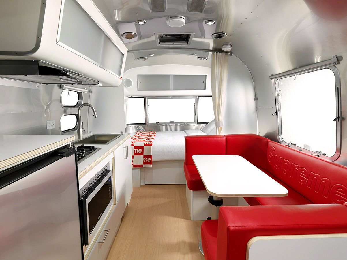 男士的夢幻逸品!潮流龍頭Supreme x 露營車界「勞斯萊斯」Airstream推跨界露營車!