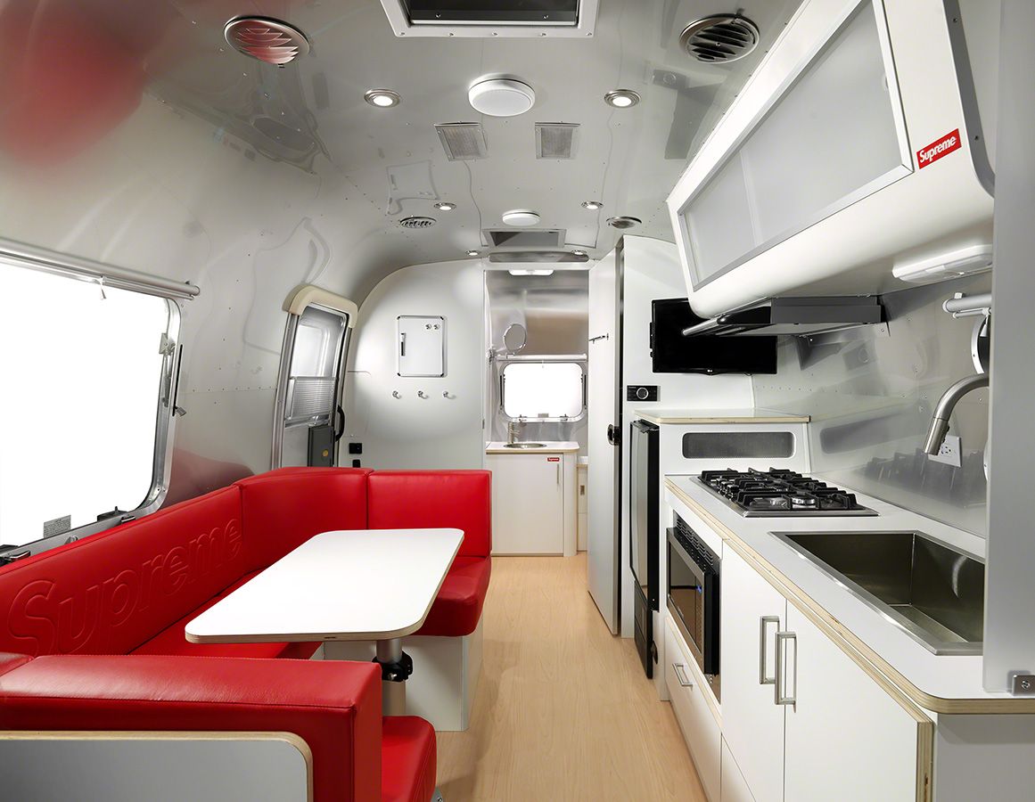 男士的夢幻逸品!潮流龍頭Supreme x 露營車界「勞斯萊斯」Airstream推跨界露營車!