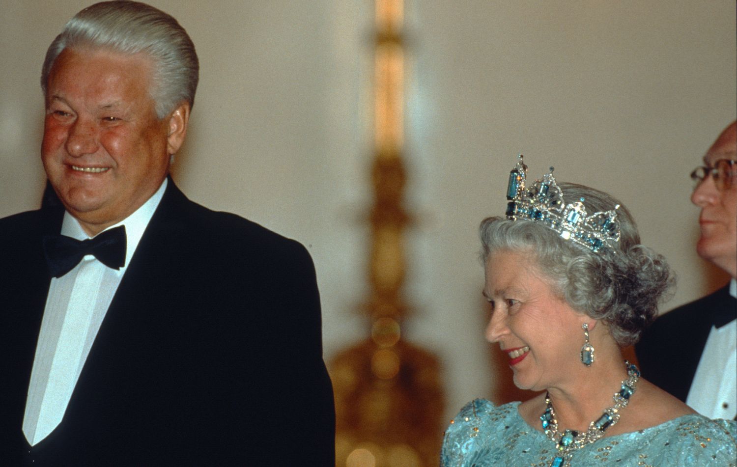 MOSCOW, RUSSIA - OCTOBER 18:  Queen Elizabeth II, wearing the Brazilian Aquamarine Parure Tiara, and President Boris Yeltsin attend a State Banquet on October 18, 1994 in Moscow, Russia. (Photo by Anwar Hussein/Getty Images)
