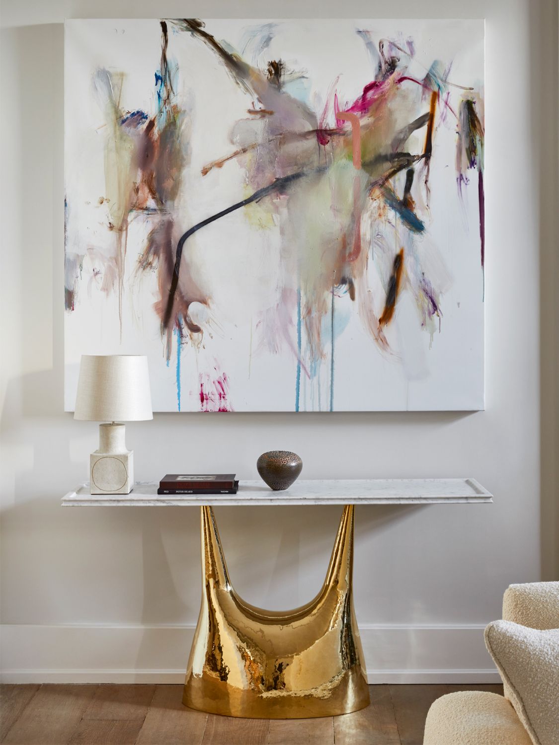 An eye-catching painting by German artist Albert Oehlen is displayed above a console by Philippe Hiquily and a lamp from Chahan Minassian