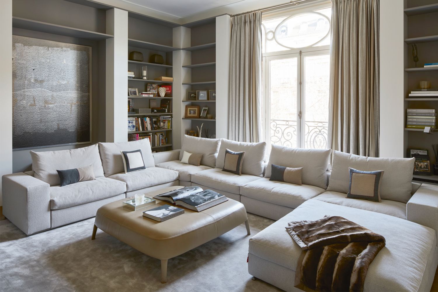The earthy palette of the Flexform Groundpiece sofa by Antonio Citterio and custom rug by JD Staron crafts a cosy lounge made for intimate gatherings