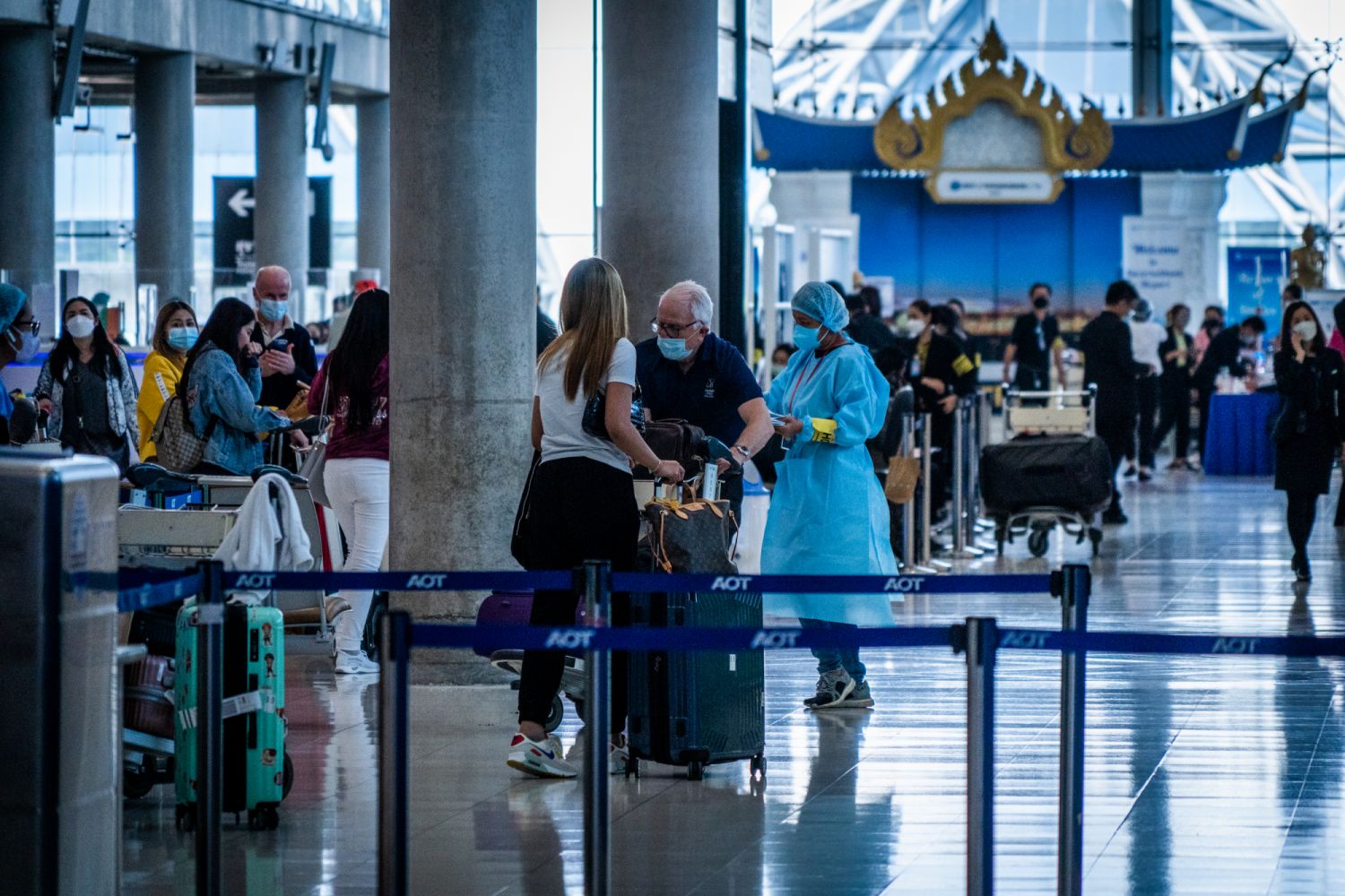 BANGKOK, THAILAND - 2022/01/12: Medical worker assists tourists through the Test and Go intake process at Suvarnabhumi Airport.Travelers pass through an empty Suvarnabhumi Airport. The Test and Go program, which allows fully vaccinated tourists to enter the country without quarantine under the Thailand Pass scheme, was suspended indefinitely due to the rapid spread of the Omicron variant, casting doubt on the revival of tourism prospects during the first quarter of 2022. (Photo by Matt Hunt/SOPA Images/Lig