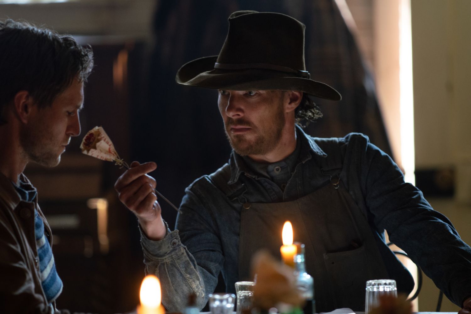 THE POWER OF THE DOG (L to R):BENEDICT CUMBERBATCH as PHIL BURBANK, GEORGE MASON as CRICKET in THE POWER OF THE DOG. Cr. KIRSTY GRIFFIN/NETFLIX Â© 2021