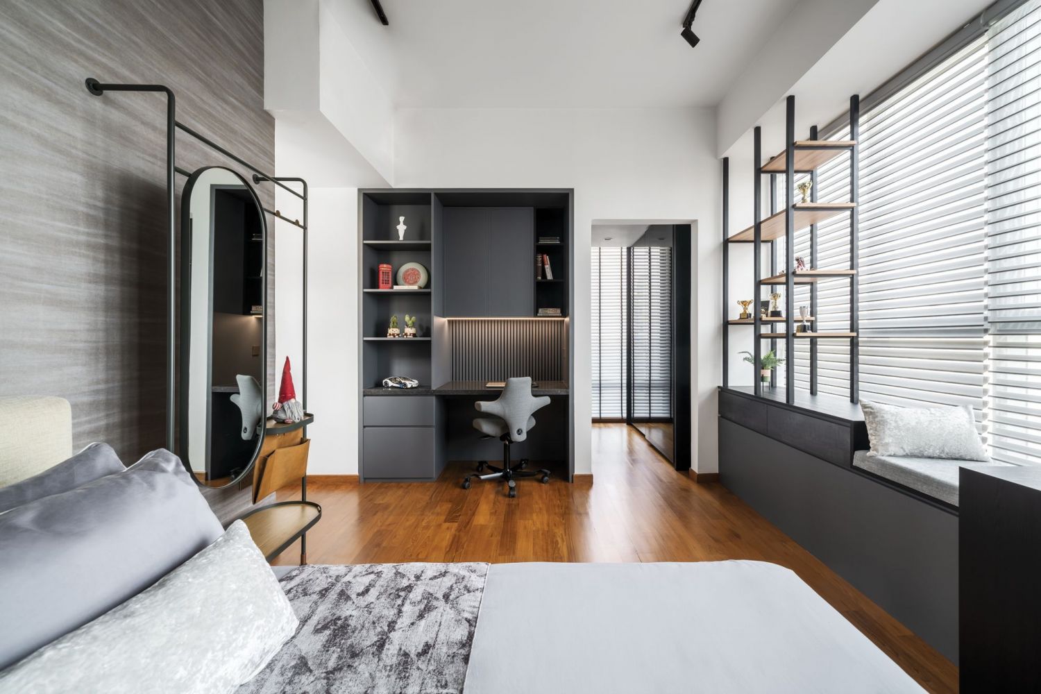 Summerhaus D’zign segmented this minimalist modern bedroom into different areas for work, rest and sleep