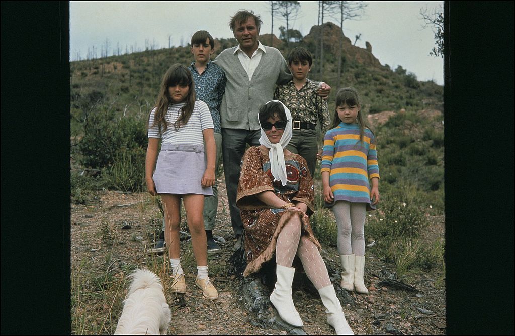 Elizabeth Taylor with Richard Burton and children Michael Wilding, Chistopher Wilding, Elisabeth Todd and Maria Burton in 1967.  (Photo by Bob PENN/Gamma-Rapho via Getty Images)