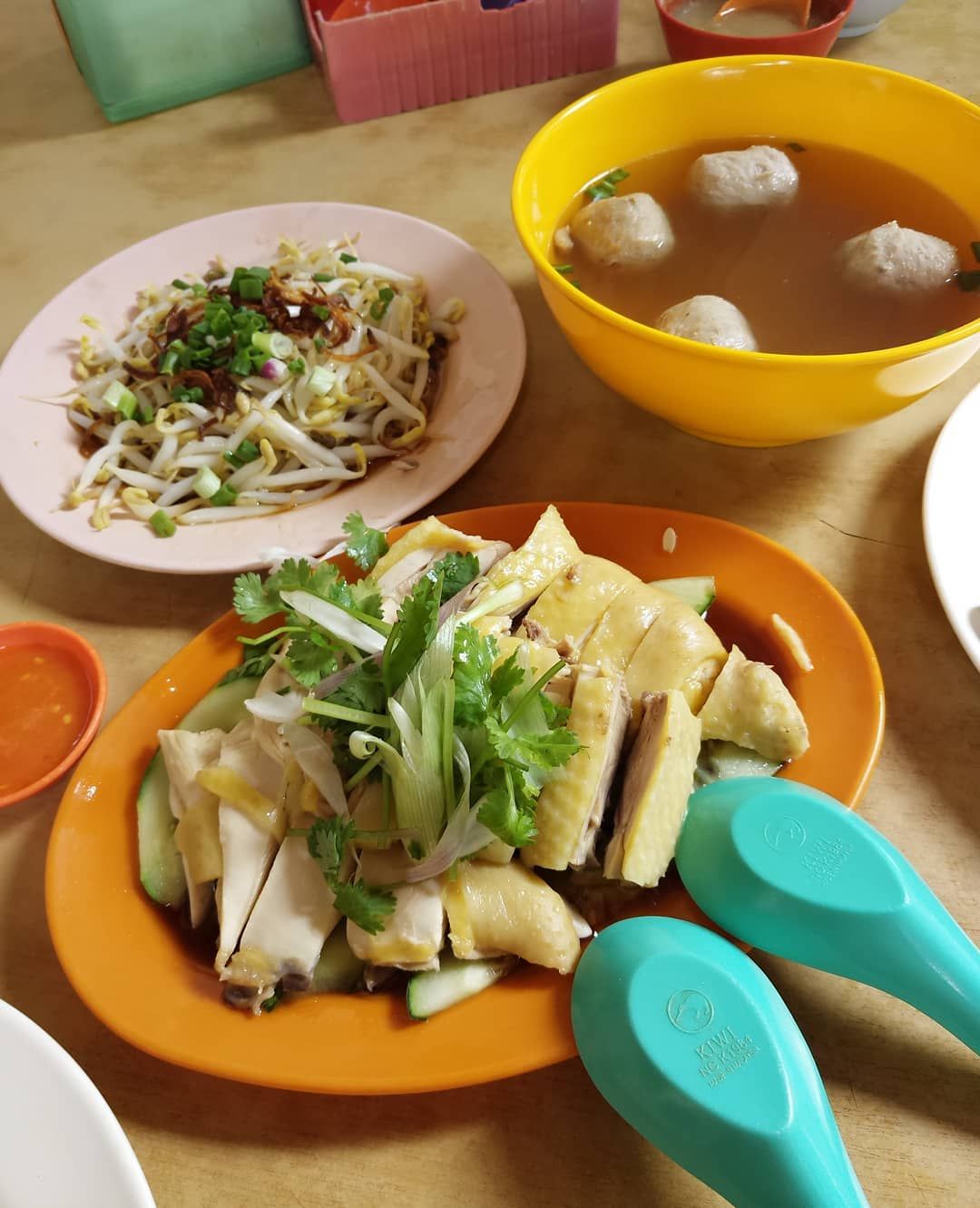 The classic order at San Hong Hong Chicken Rice Shop (Photo: Instagram/@leeweixian)