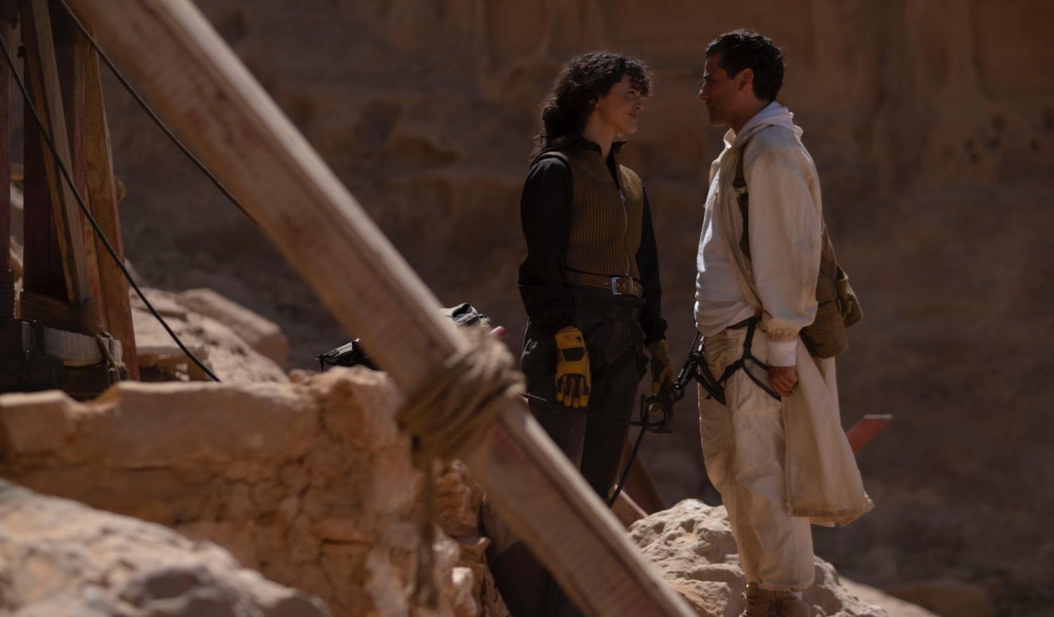 May Calamawy as Layla El-Faouly and Oscar Isaac as Marc Spector/Steven Grant in Marvel Studios' MOON KNIGHT. Photo by Gabor Kotschy. ©Marvel Studios 2022. All Rights Reserved.