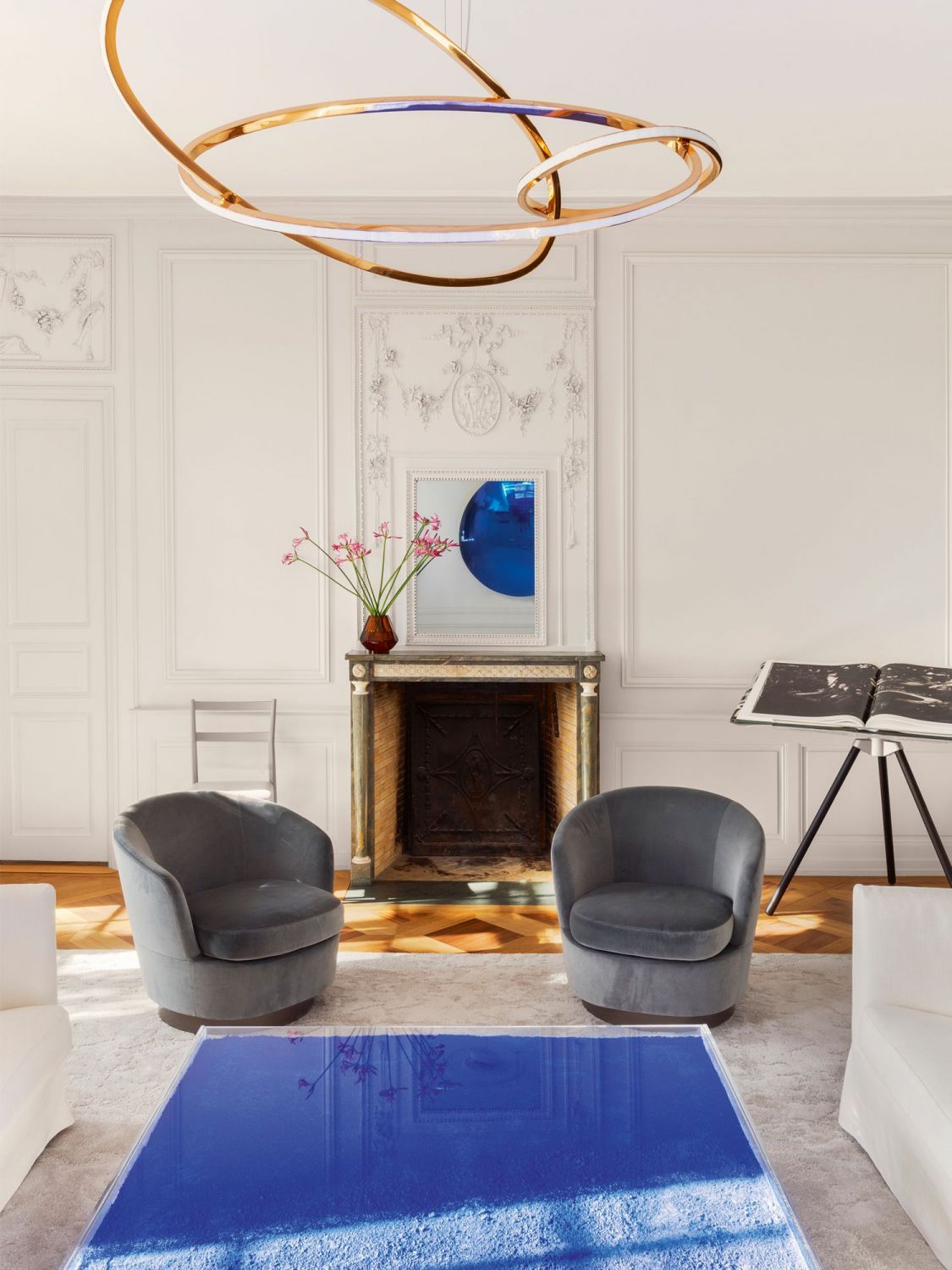 The Yves Klein coffee table in this home by Jamie Beriestain echo the blue hue of the Anish Kapoor stainless-steel artwork (Photo: Manolo Yllera)