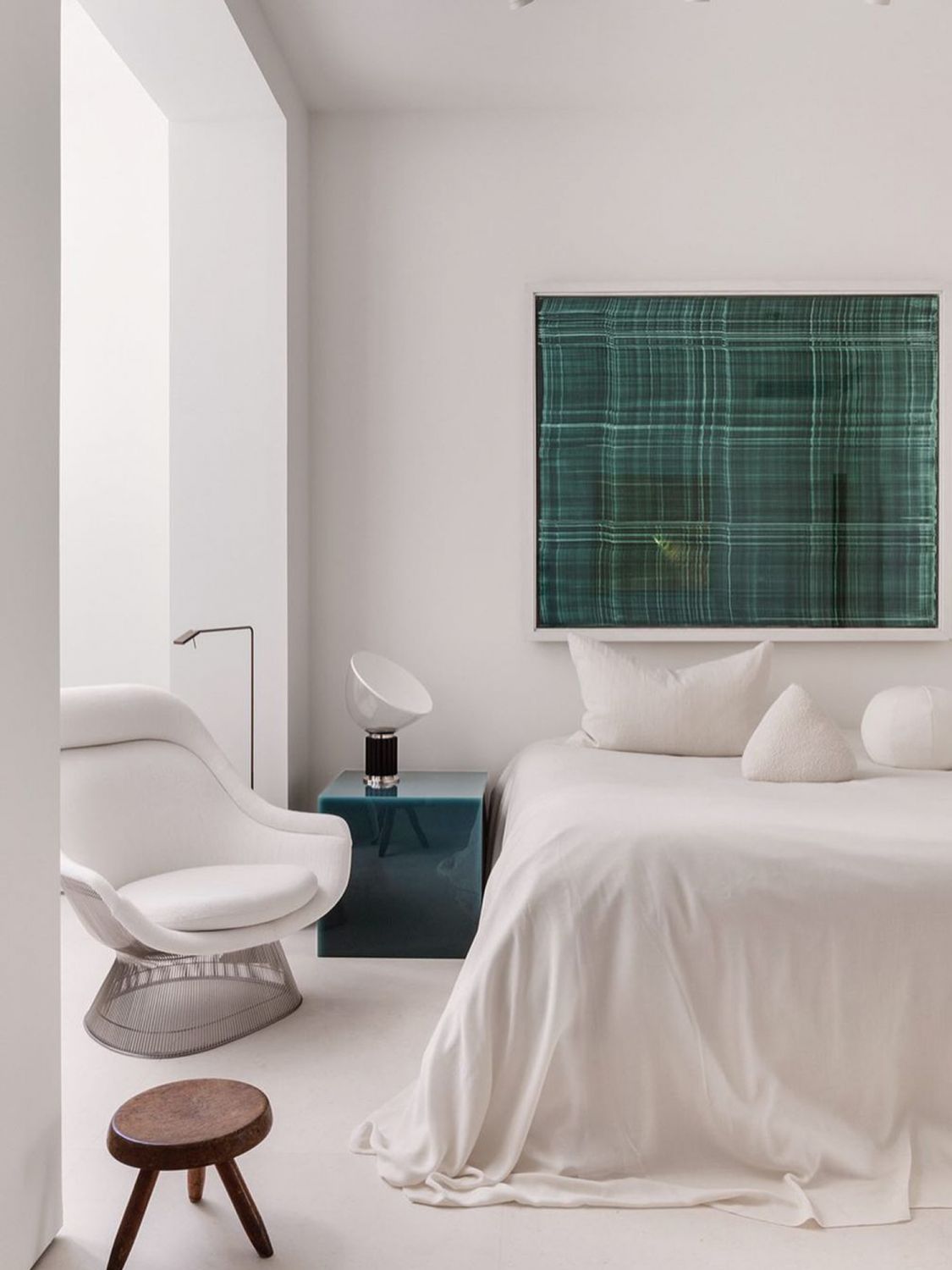 Interior designer Jaime Beriestain added a pop of colour in this minimalist room with the Candy Cube side table (Photo: Jaime Beriestain/@jaimeberiestainstudio)