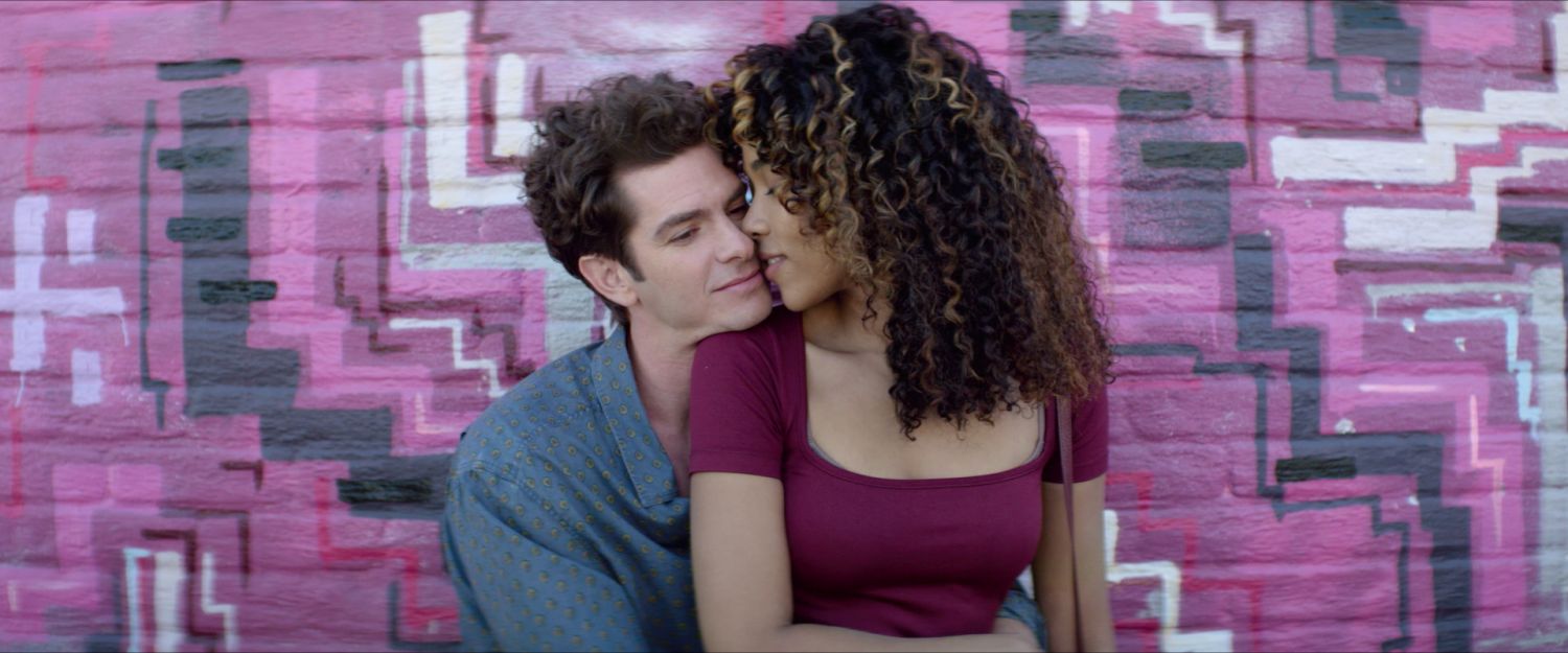 tick, tick...BOOM! (L-R) ANDREW GARFIELD as JONATHAN LARSON, ALEXANDRA SHIPP as SUSAN in tick, tick...BOOM!. Cr. COURTESY OF NETFLIX