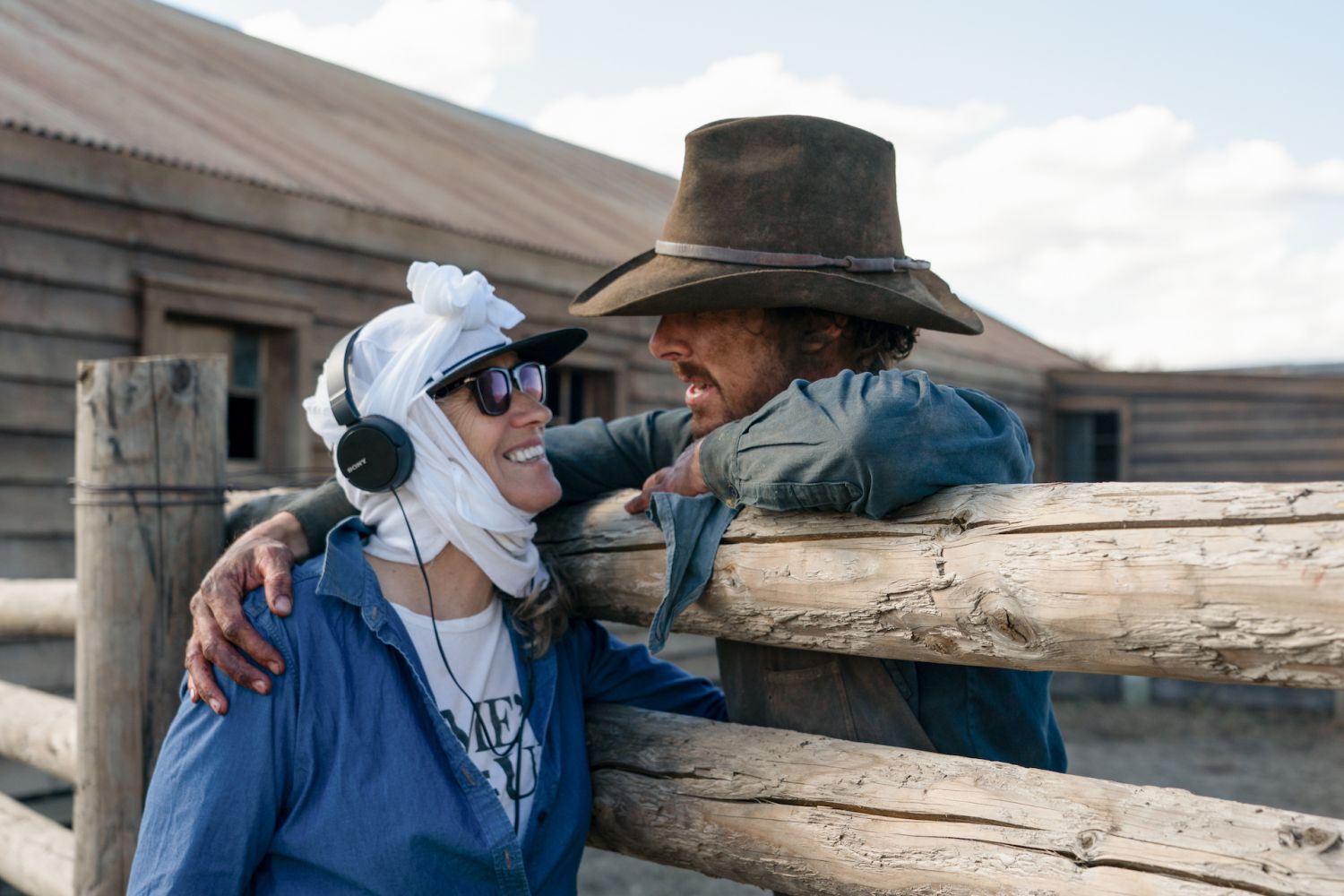 THE POWER OF THE DOG (L to R): BENEDICT CUMBERBATCH as PHIL BURBANK, JANE CAMPION (DIRECTOR,PRODUCER) in THE POWER OF THE DOG. Cr. KIRSTY GRIFFIN/NETFLIX Â© 2021