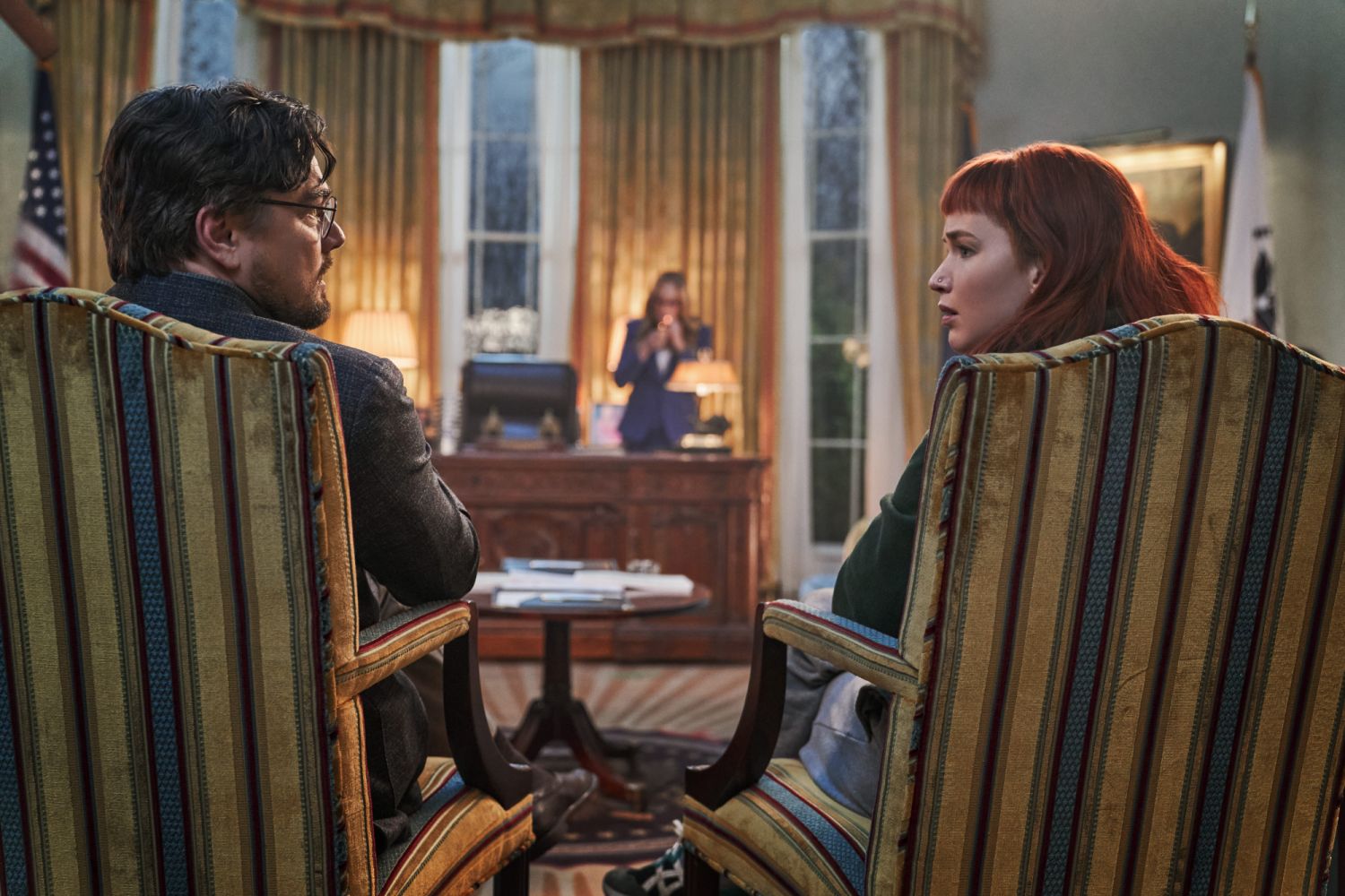 DON'T LOOK UP (L to R).  Leonardo DiCaprio as Dr. Randall Mindy and Jennifer Lawrence as Kate Dibiasky. Cr. Niko Tavernise / Netflix Â© 2021