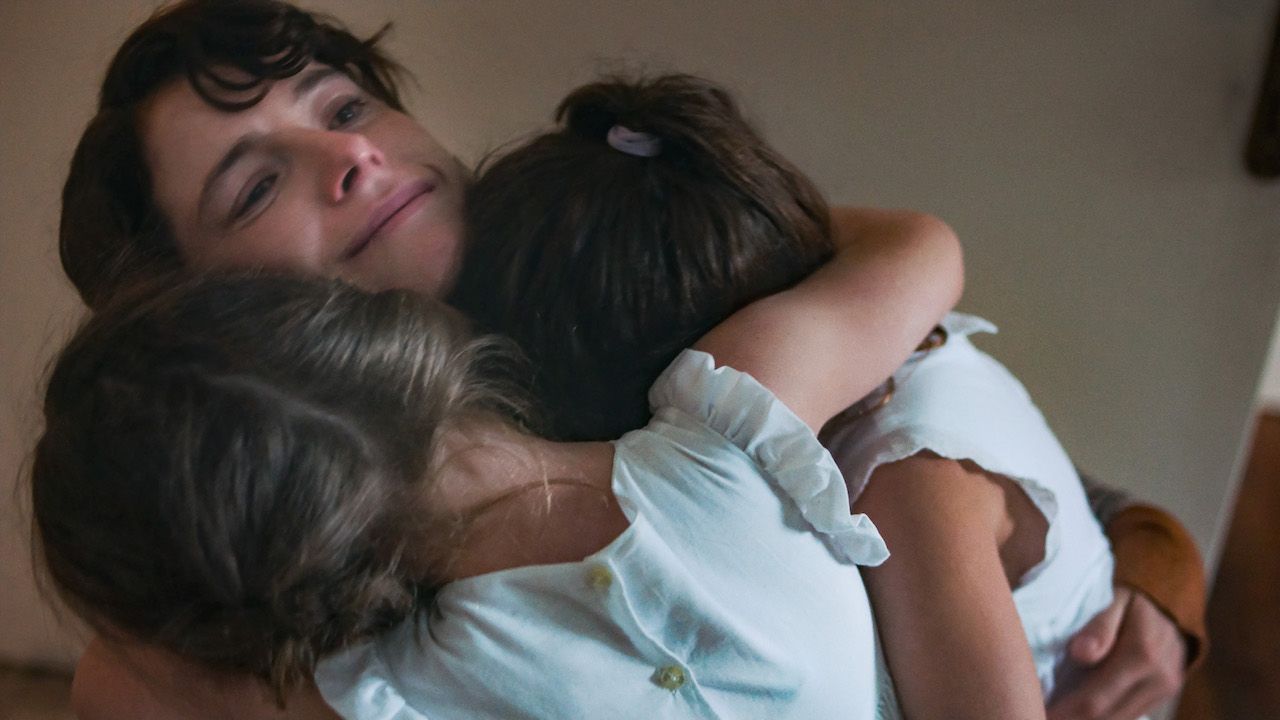 THE LOST DAUGHTER. JESSIE BUCKLEY as YOUNG LEDA. CR. YANNIS DRAKOULIDIS/NETFLIX