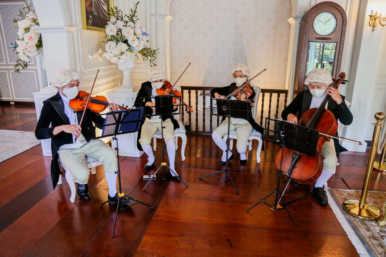 Guests are serenaded by a string quartet (Photo: Cinema Bravo/Facebook)