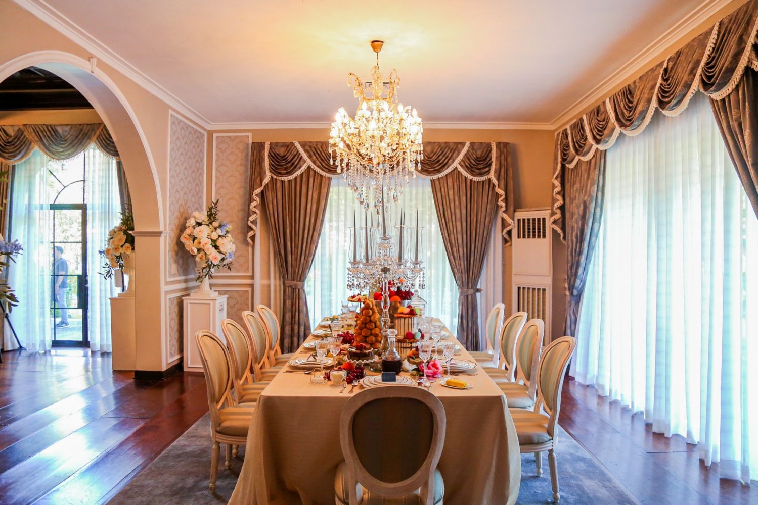 VIlla Bridgerton's formal dining area (Photo: Cinema Bravo/Facebook)