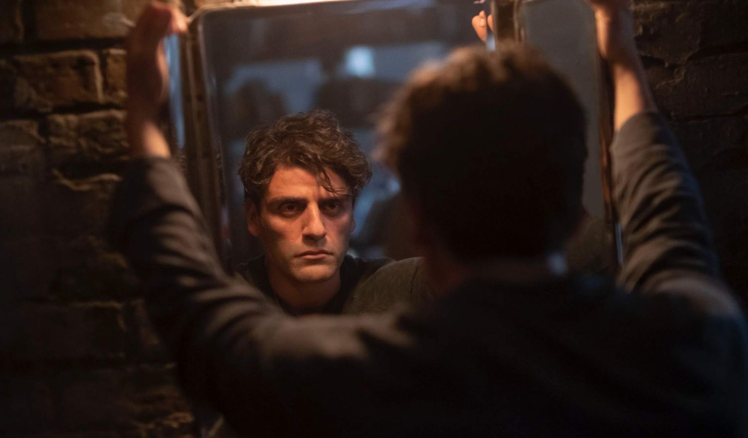 Oscar Isaac as Steven Grant in Marvel Studios' MOON KNIGHT, exclusively on Disney+. Photo by Csaba Aknay. ©Marvel Studios 2022. All Rights Reserved.