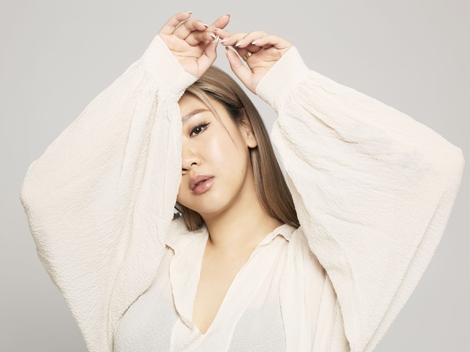 獨家專訪｜鄭欣宜最欣賞Anson Lo哪一點？《豐乳肥臀》打破偏見綻放美麗！ | Tatler Asia