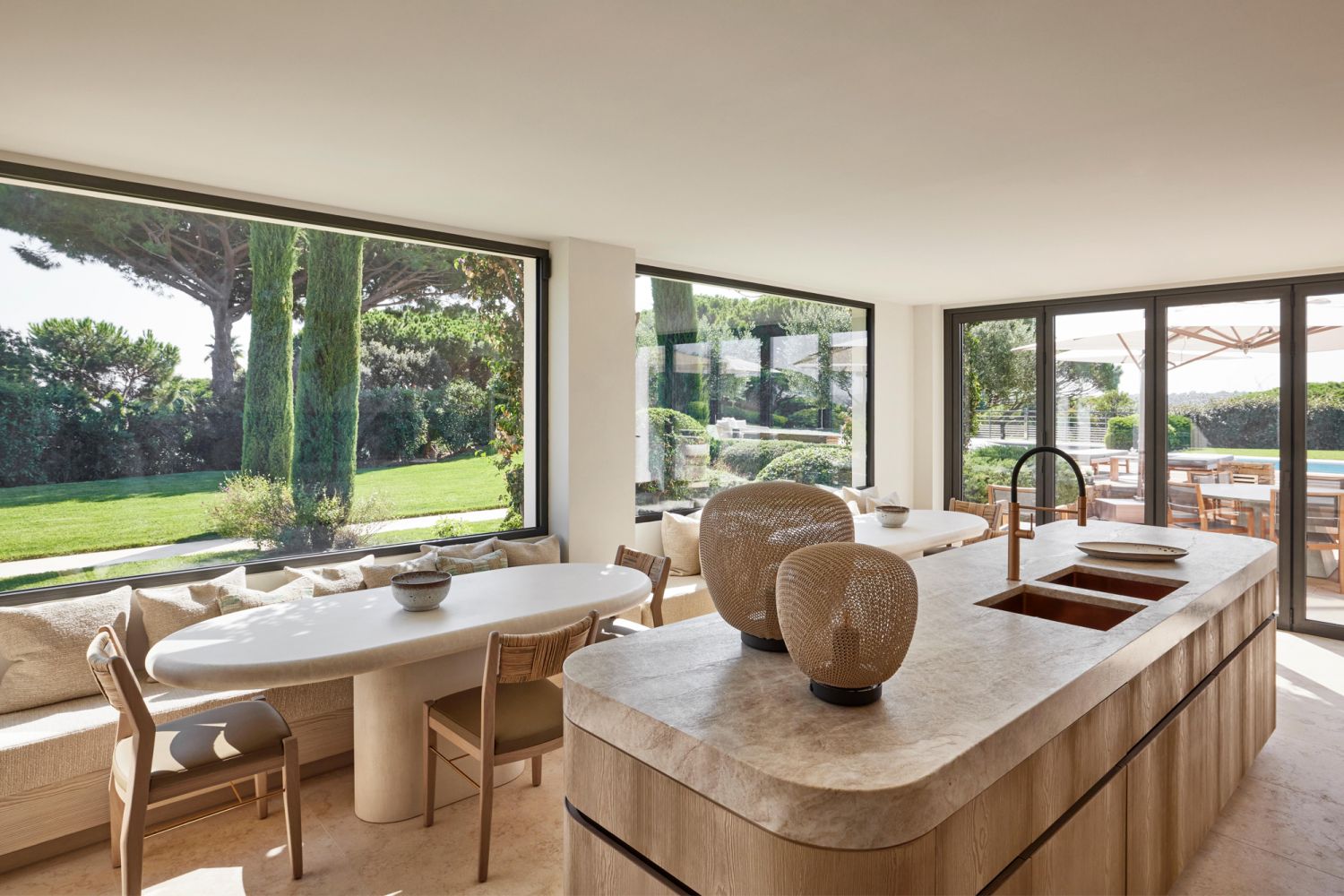 Knitted and hand-crocheted by Belgian designer Ilia Eckardt, the Tribù Monsieur Tricot standing lamps decorating the kitchen island offer an ethereal atmosphere to the room when lit