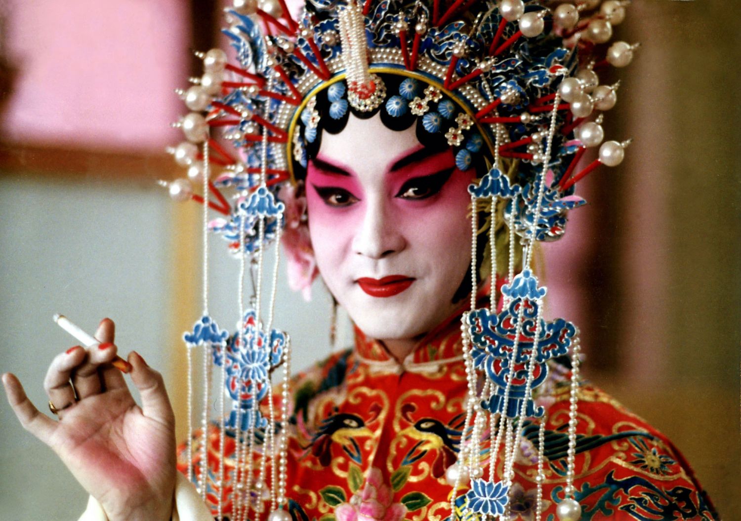 Leslie Cheung Kwok-wing at the backstage in the Chen Kaige's movie "Farewell My Concubine",  30 April 1992. (Photo by WAH KIU YAT PO/South China Morning Post via Getty Images)