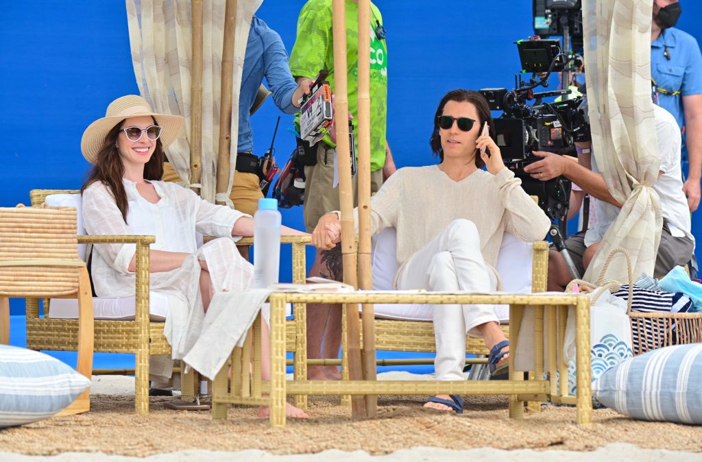 NEW YORK, NEW YORK - AUGUST 16: Anne Hathaway and Jared Leto seen on the set of âWeCrashedâ on August 16, 2021 at The Shores at Atlantic Beach in Atlantic Beach, New York. (Photo by James Devaney/GC Images)