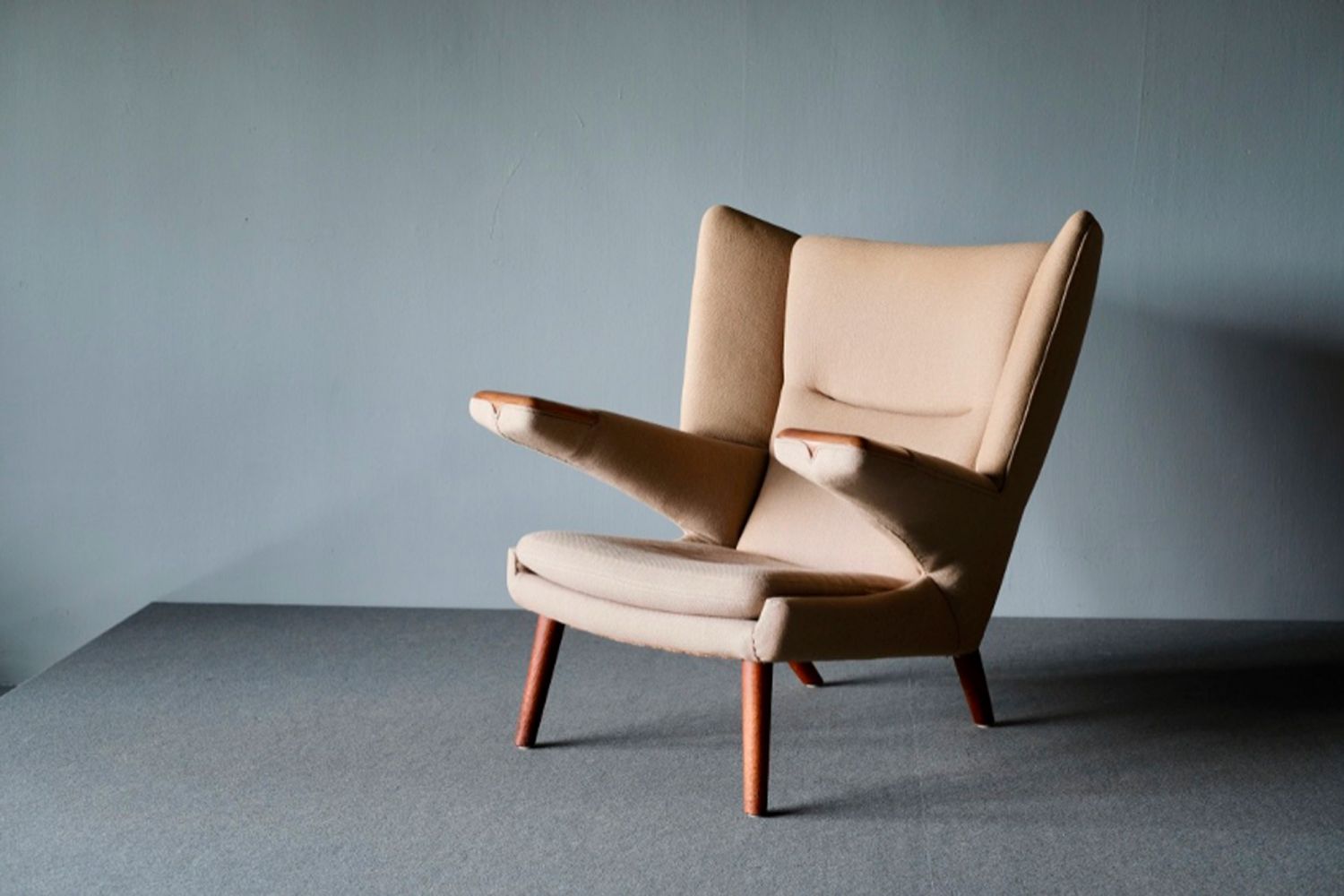 Papa Bear chair by Hans Wegner, from 1b2g (Image: 1b2g)