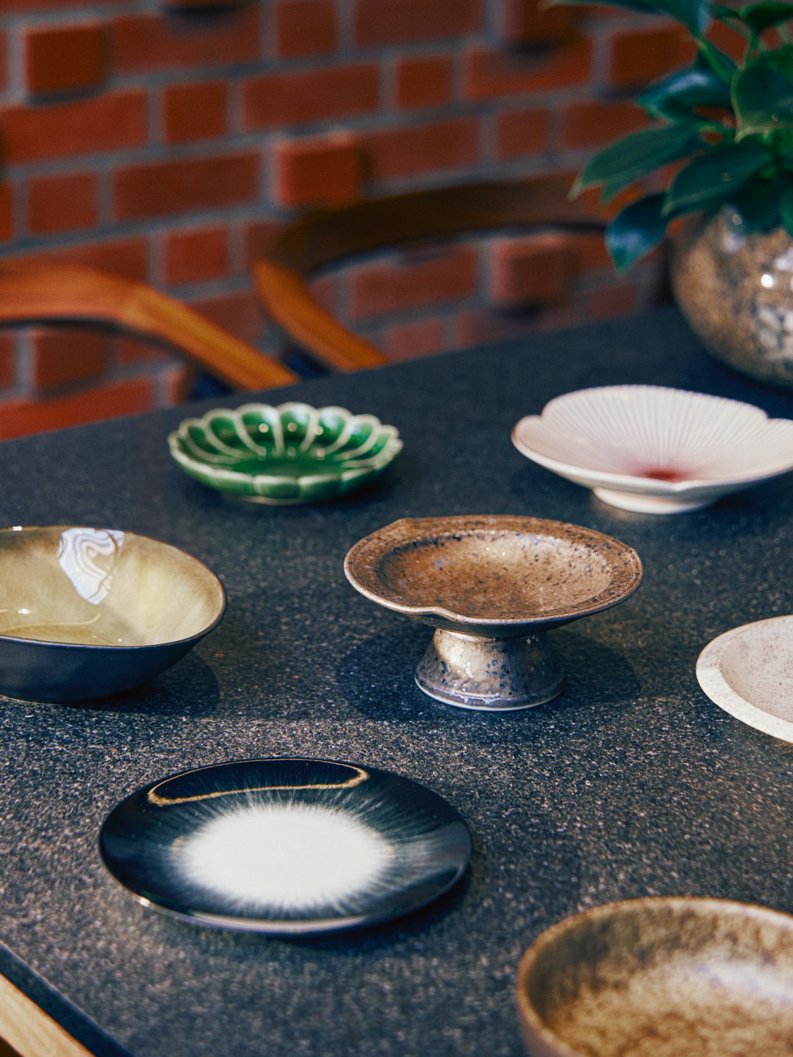 Aside from Japanese tableware, Artifactt’s curated inventory also includes designs by Ann Demeulemeester and Roos van de Velde for Belgian homeware brand Serax