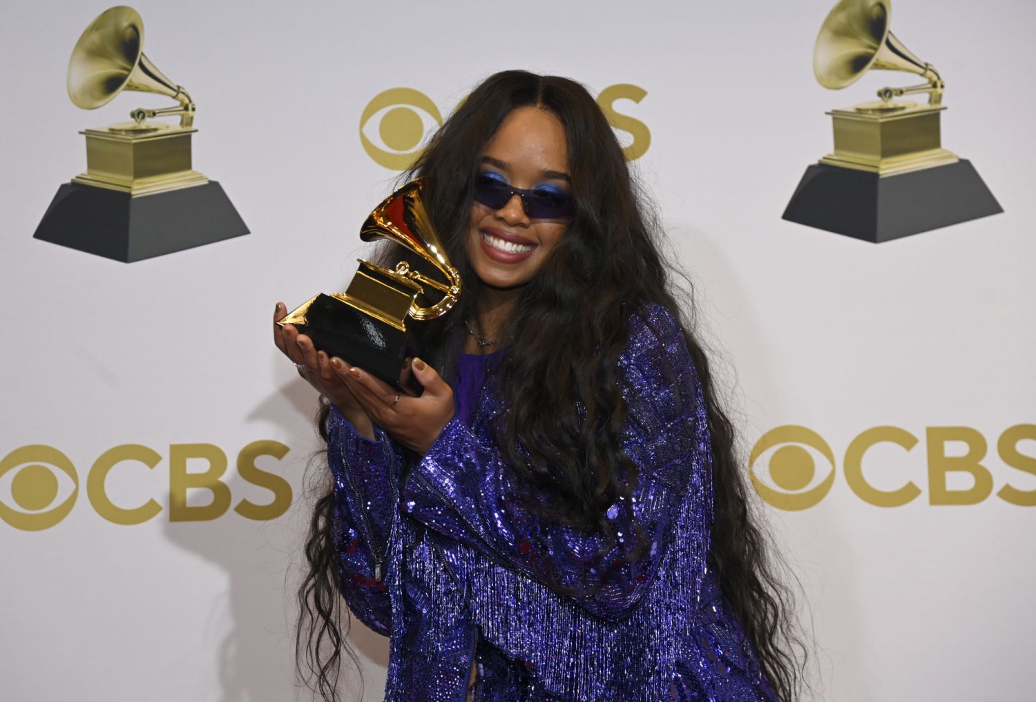 LAS VEGAS, NEVADA - APRIL 03: H.E.R. winner of the Best Traditional R&B Performance Award for 'Fight For You' poses in the winners photo room during the 64th Annual GRAMMY Awards at MGM Grand Garden Arena on April 03, 2022 in Las Vegas, Nevada. (Photo by David Becker/Getty Images for The Recording Academy)