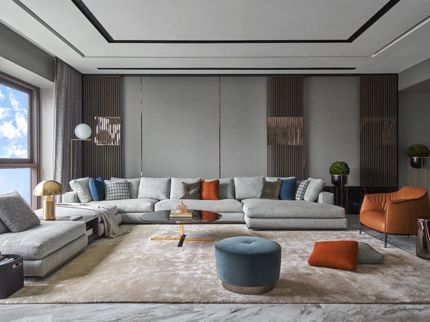 Rose gold trimmings on the panelled wall adds an interesting depth to the living room (Photo: Jasper Yu/Jyu Studio)