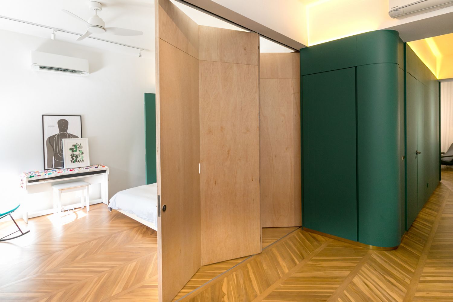 An ingenious structure wraps around the bathrooms, cabinetry, master suite and workshop areas (Photo: Frank Pinckers)