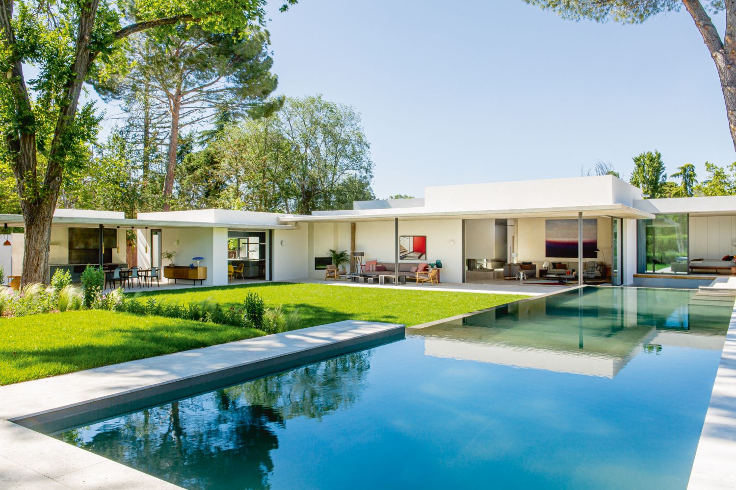The swimming pool features an overflow concept that connects the second storey to the ground floor