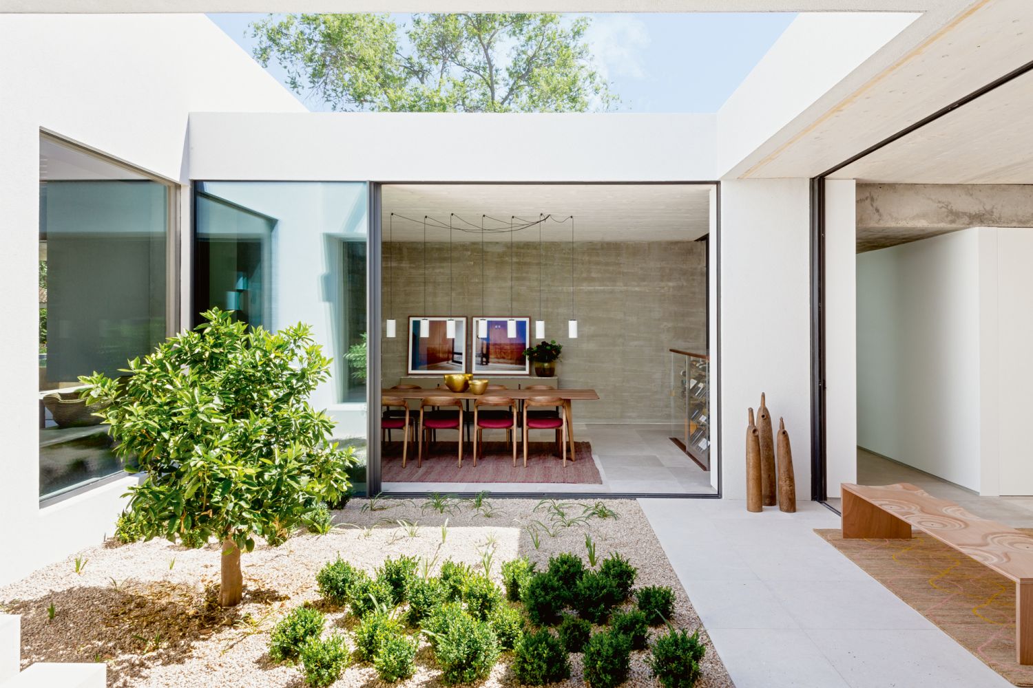 Large sliding doors open up the house and blur the boundary between the indoor and outdoor areas