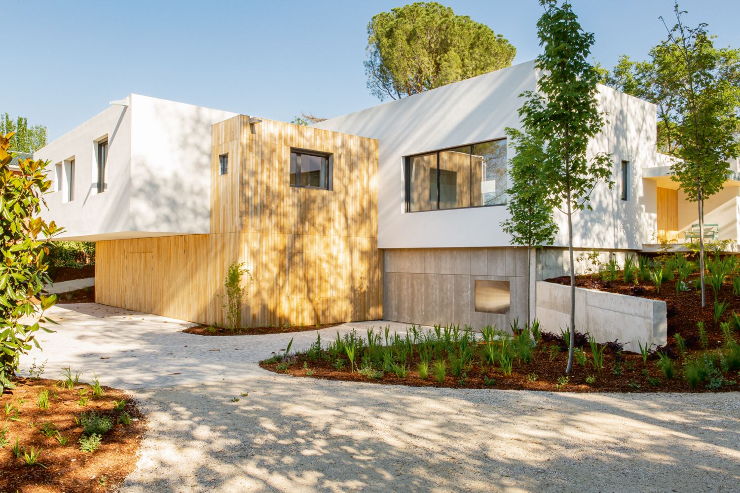 The two-storey floor plan of this house was designed to make the most of the property’s hilly terrain