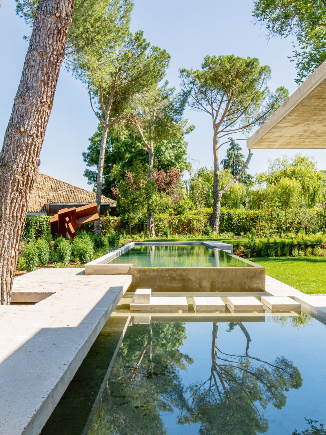 The generous plot size and the owners’ love of nature enabled the team to create beautiful landscaped terraces and a meadow beside the master suite