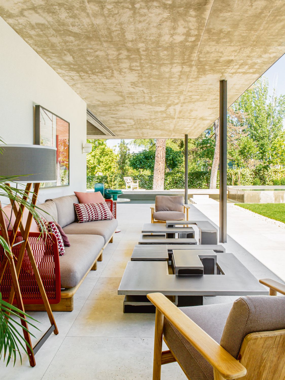 the architects designed the house in such a way that it is well ventilated, while employing energy-saving passive cooling and heating strategies throughout the year