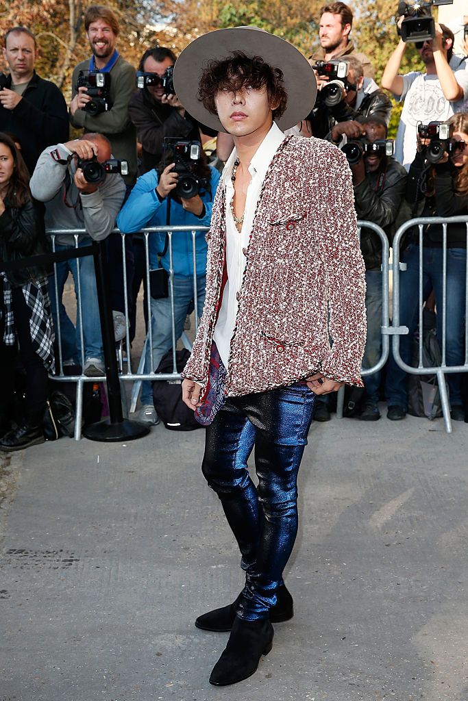 PARIS, FRANCE - SEPTEMBER 30: G-Dragon; attends the Chanel show as part of the Paris Fashion Week Womenswear Spring/Summer 201 on September 30, 2014 in Paris, France. (Photo by Pierre Suu/GC Images)
