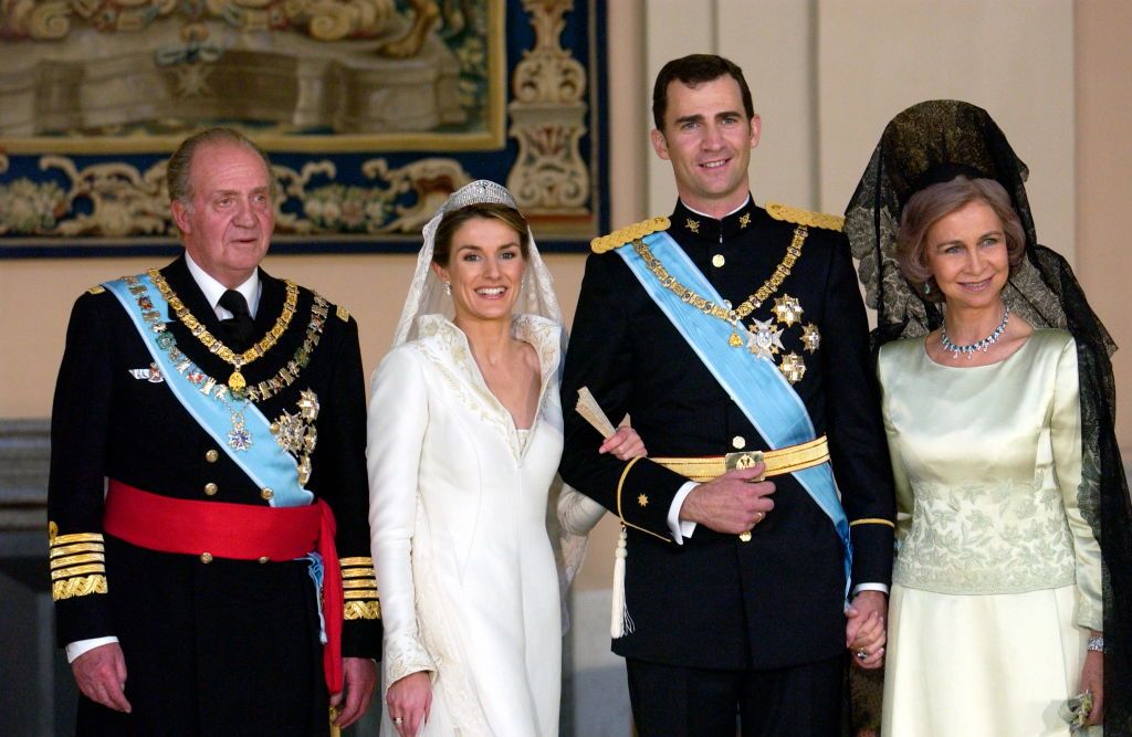 MADRID, SPAIN - MAY 22: Crown Prince Felipe Of Spain, Prince Of The Asturias, With His Bride Crown Princess Letizia And His Parents King Juan Carlos Of Spain And Queen Sofia In The Royal Palace (Photo by Tim Graham Photo Library via Getty Images)