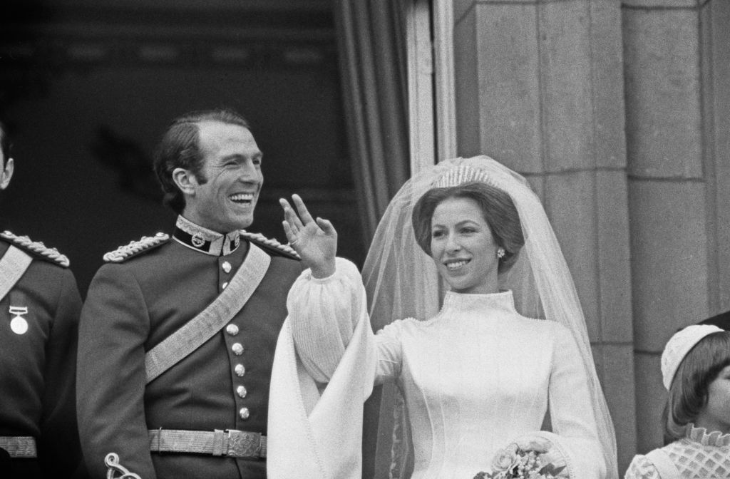 Princess Anne and Mark Phillips pose on the balcony of Buckingham Palace in London after their wedding, UK, 14th November 1973. (Photo by Evening Standard/Hulton Archive/Getty Images)
